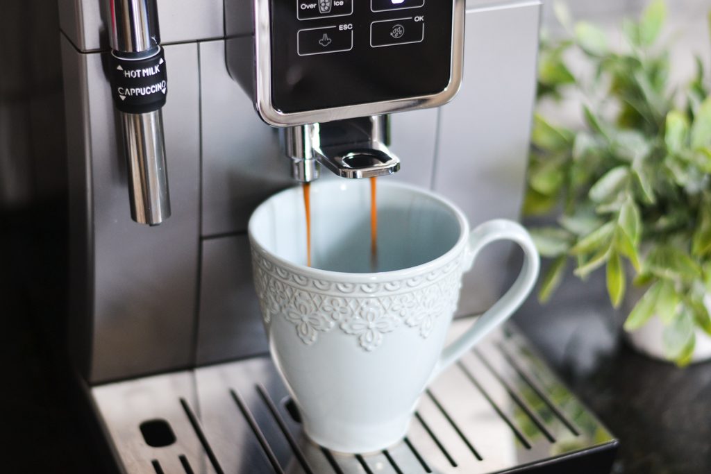 De'Longhi White Dinamica Espresso Machine with Iced Coffee and Manual Milk  Frother + Reviews