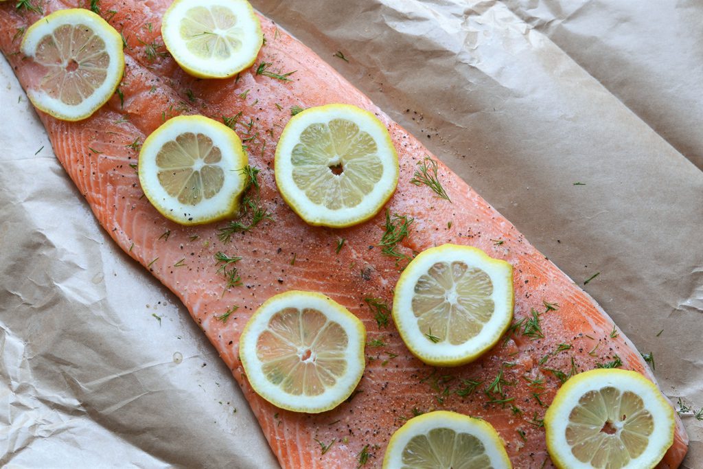 salmon with seasoning and lemon wheels